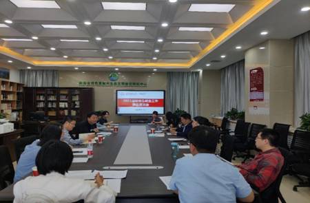 餐厅里的人们描述已自动生成